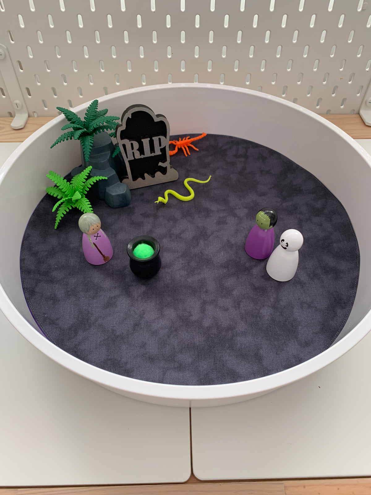 Meadow & Earth Circular Play Mat - Black reverse